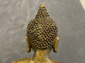 Une figure de Bouddha en bronze dor&eacute;, Chine, 17&egrave;me